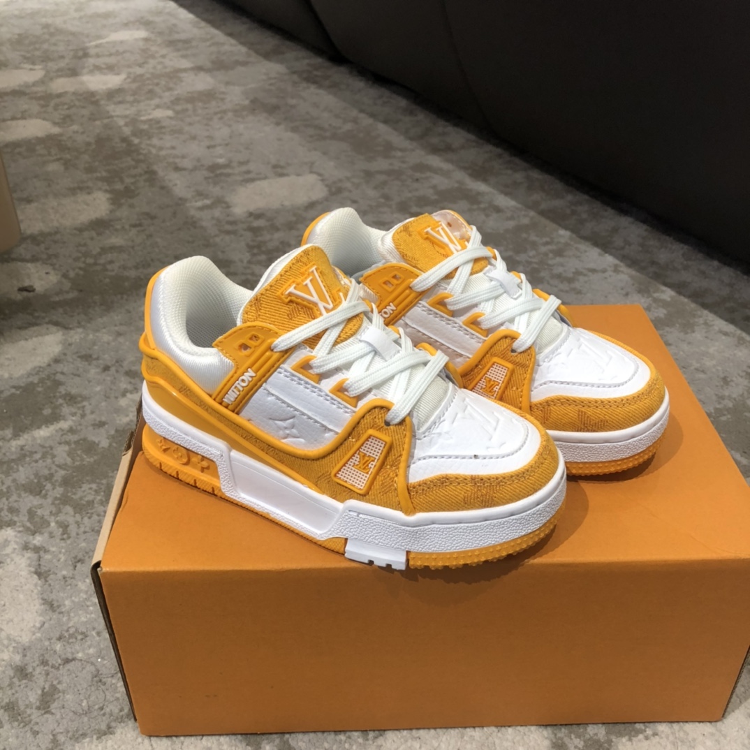 Children's shoes child